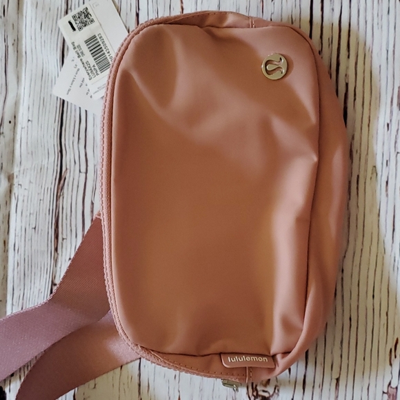 🆕️ LULULEMON EVERYWHERE BELT BAG (PINK PASTEL COLOR) - Picture 4 of 9